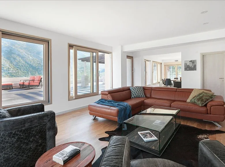 2 bedroom apartment 156 m² Dobrota, Montenegro