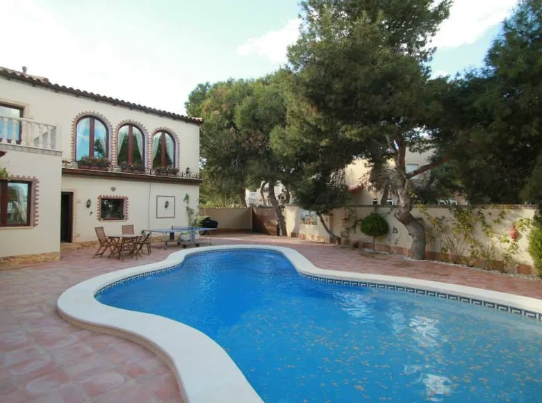 5-Schlafzimmer-Villa 250 m² Torrevieja, Spanien
