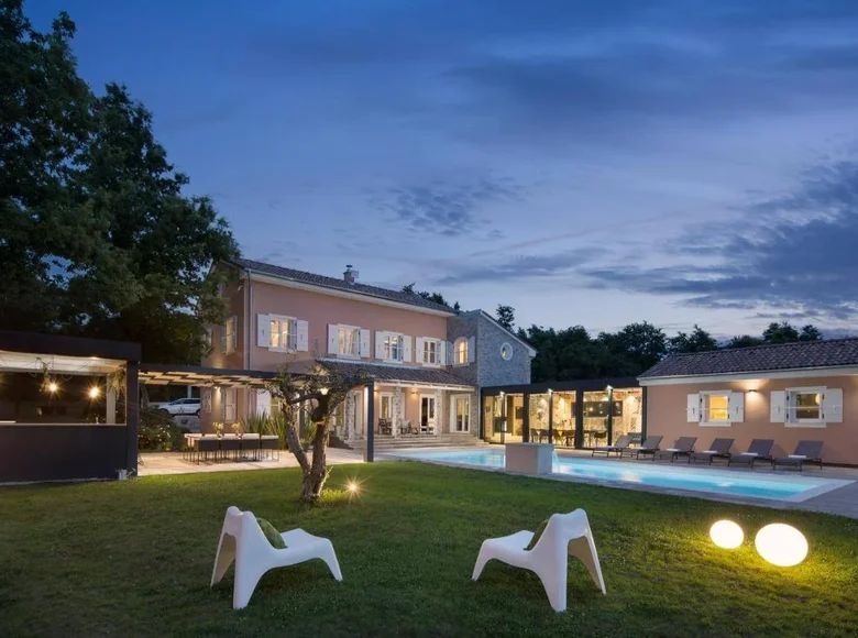 Haus 6 Schlafzimmer 290 m² Opcina Svetvincenat, Kroatien