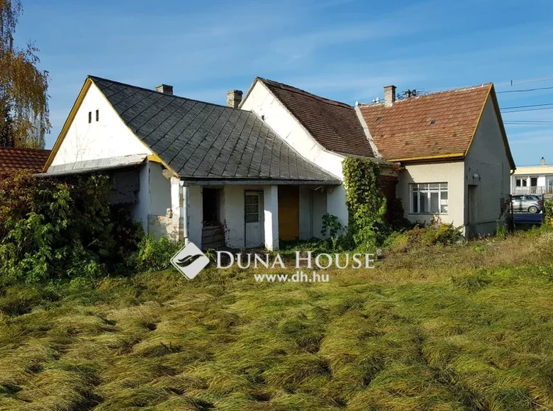 Land 2 205 m² Szekesfehervari jaras, Hungary