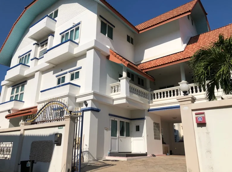 Villa 11 bedrooms 500 m² Na Kluea, Thailand