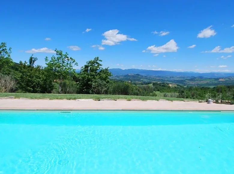 Revenue house 200 m² in Todi, Italy