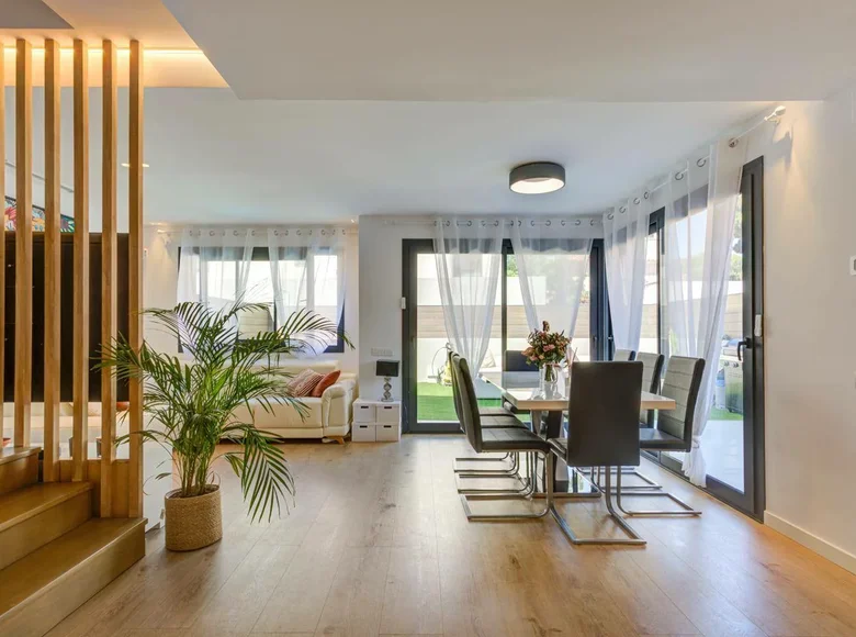 Villa de 4 dormitorios 189 m² Castelldefels, Španjolska