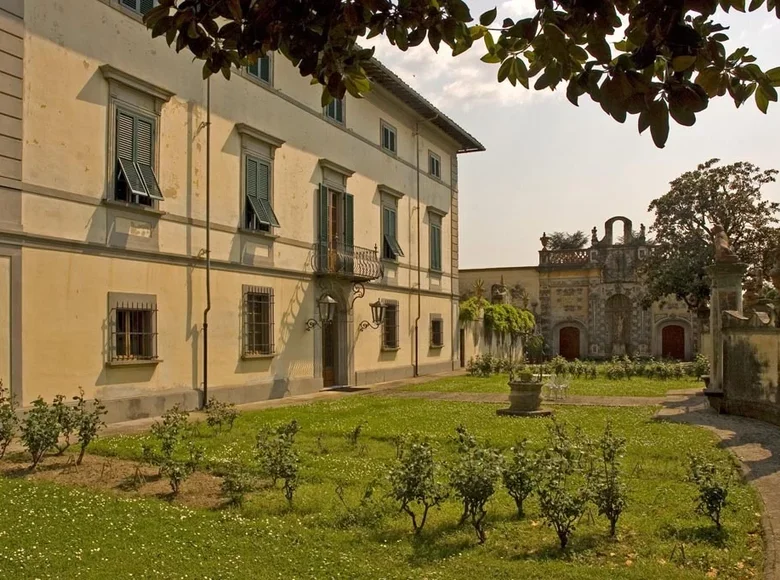 Villa 13 bedrooms 2 400 m² Pardossi, Italy