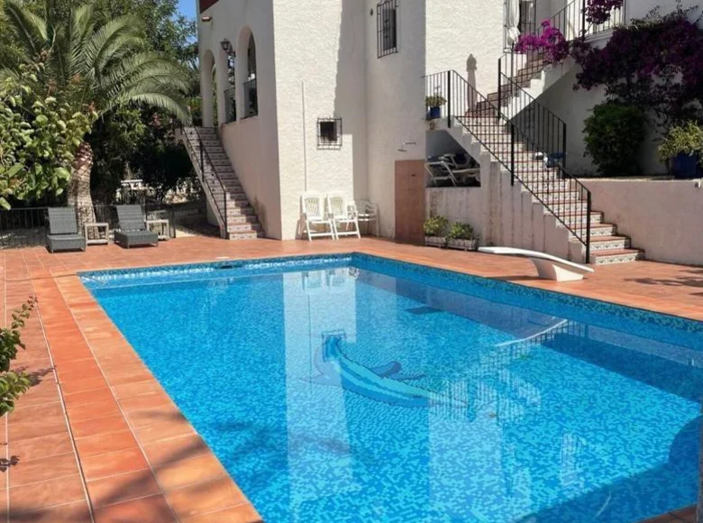 6-Schlafzimmer-Villa 256 m² Calp, Spanien