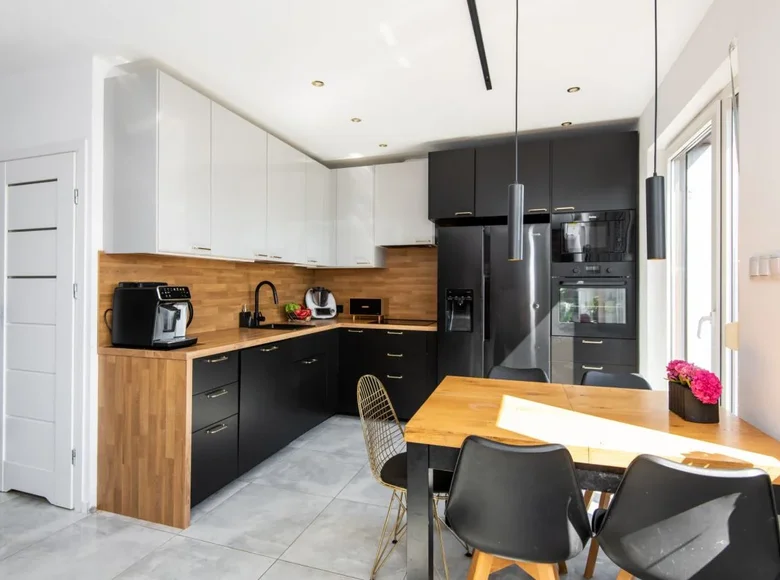 Mieszkanie 4 pokoi 73 m² Luboń, Polska
