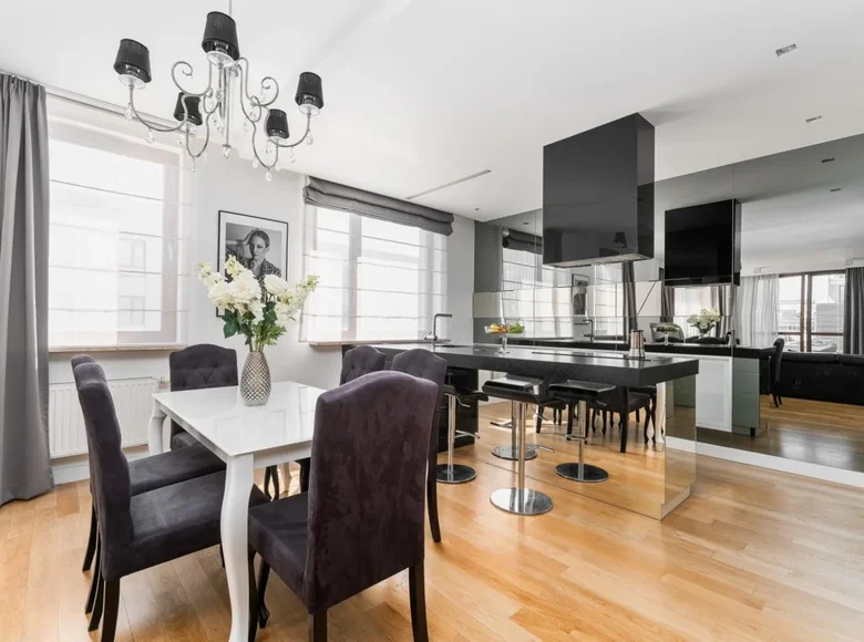 Mieszkanie 3 pokoi 137 m² Warszawa, Polska