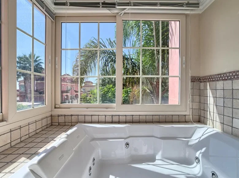6-Schlafzimmer-Villa 346 m² Marbella, Spanien