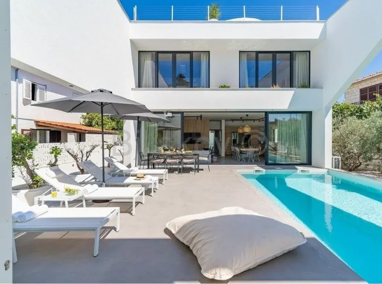 5 room house 366 m² Grad Supetar, Croatia