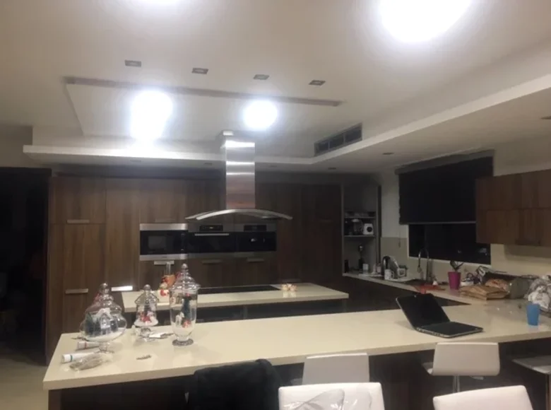 Willa 9 pokojów 640 m² Dromolaxia, Cypr