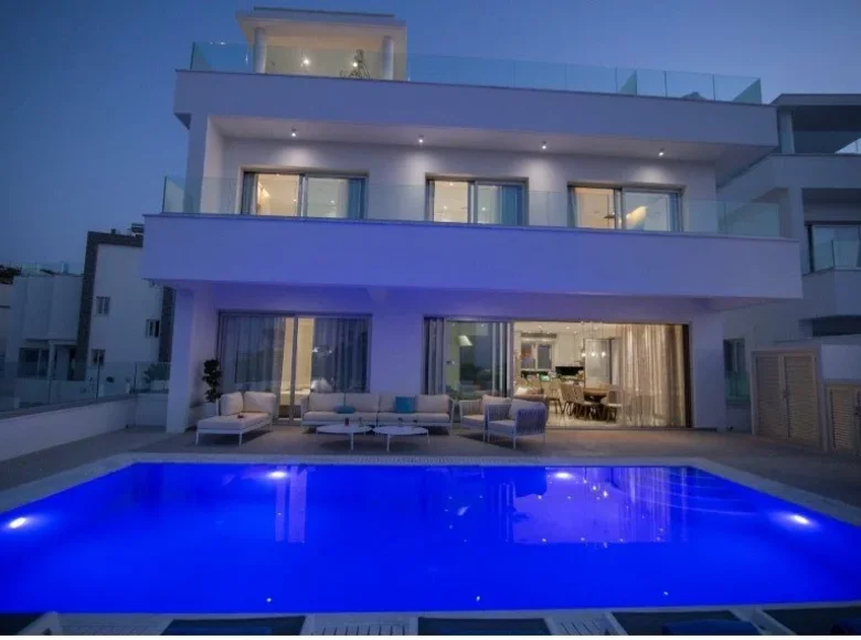 6 bedroom house 210 m² Paralimni, Cyprus
