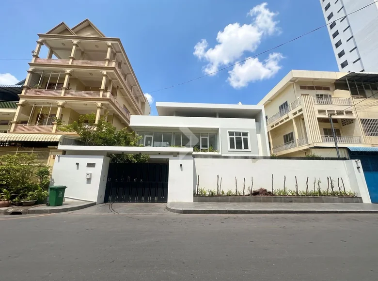 Villa de 6 pièces 340 m² en Sangkat Tuol Svay Prey Ti Muoy, Cambodge