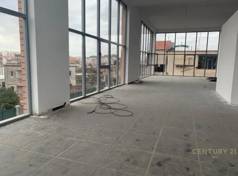 Office 1 room 216 m² in Tirana Municipality, Albania
