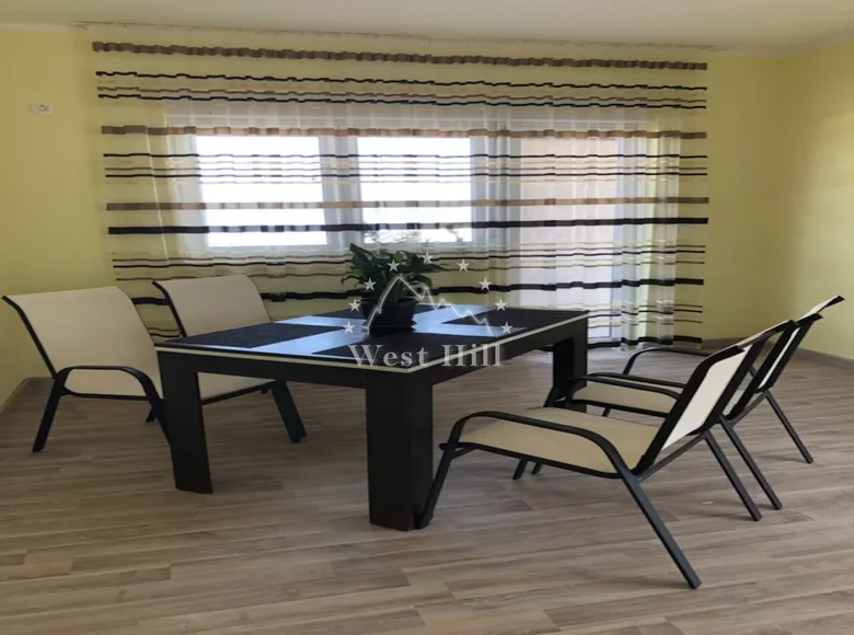 Commercial property 1 000 m² in Pecurice, Montenegro