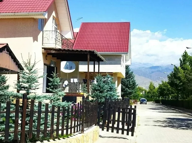 Коттедж 3 комнаты 191 м² Чолпон-Ата, Кыргызстан