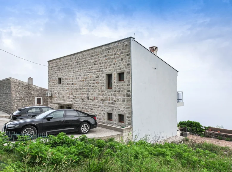 Villa de tres dormitorios 156 m² Petrovac, Montenegro