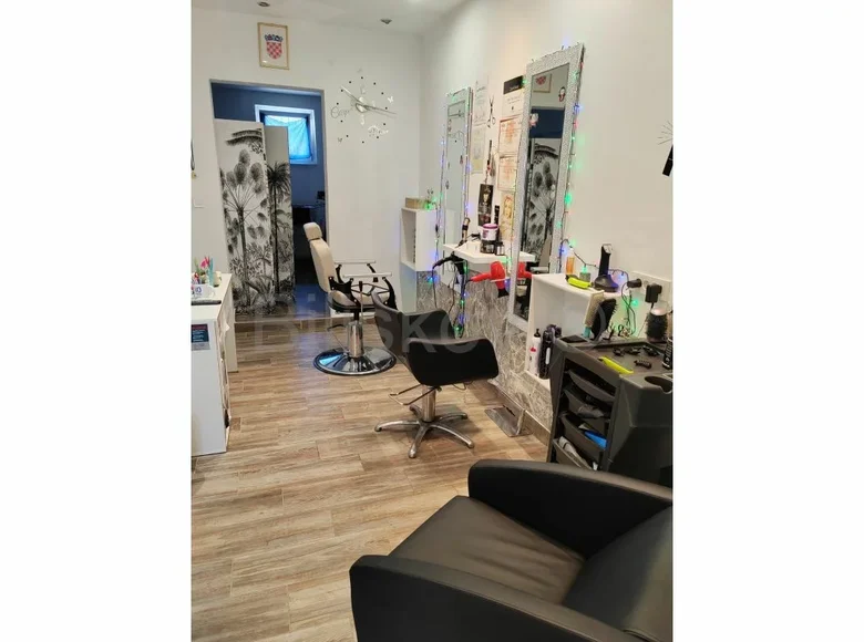 Tienda 26 m² en Grad Novi Vinodolski, Croacia