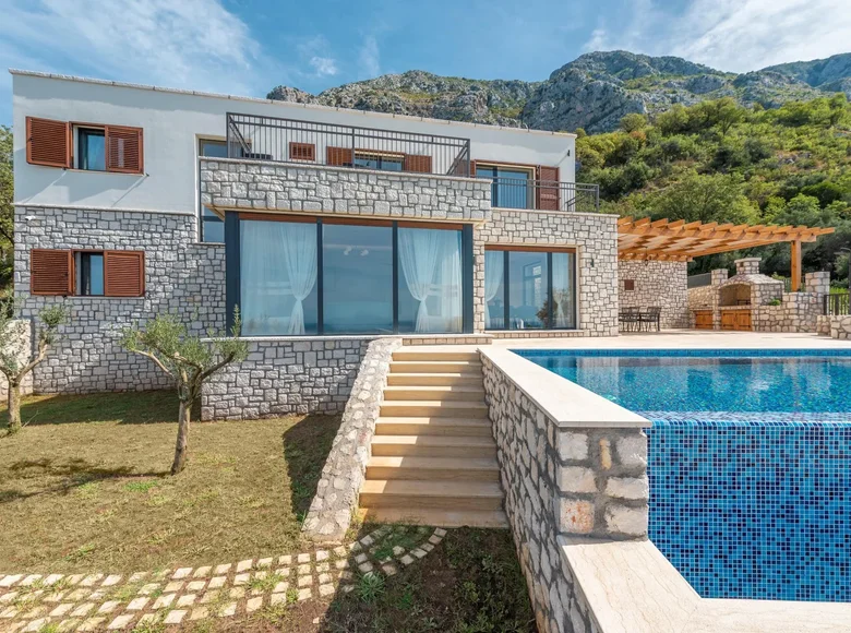 Villa de 4 dormitorios 256 m² Rijeka Rezevici, Montenegro