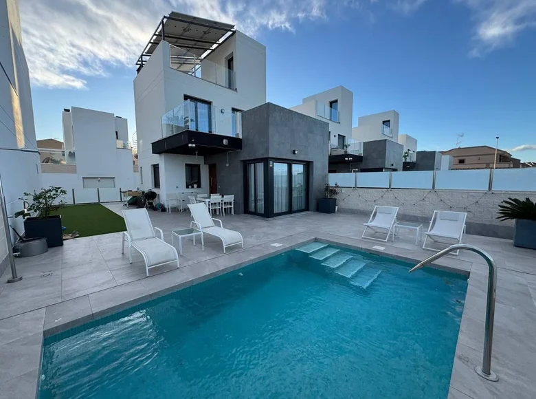Villa de tres dormitorios 175 m² Torrevieja, Španjolska