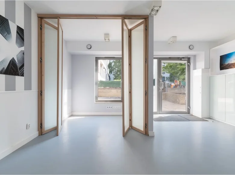 Propiedad comercial 2 habitaciones 51 m² en Varsovia, Polonia