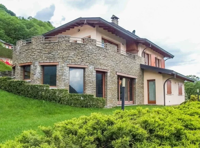 4 bedroom Villa 350 m² Como, Italy