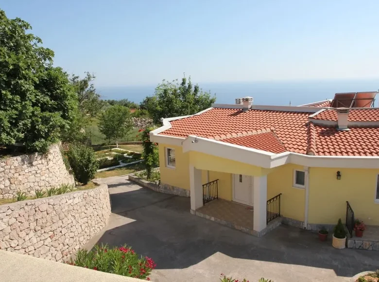 5 bedroom villa 400 m² Dobra Voda, Montenegro