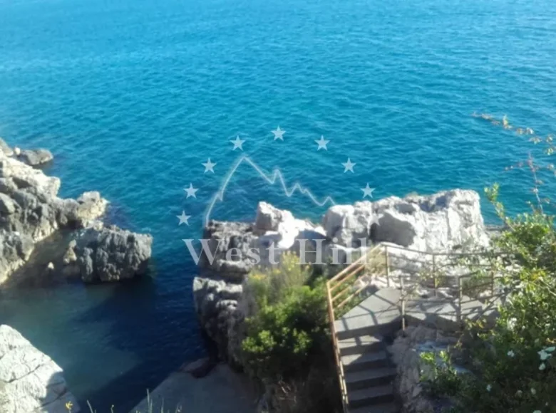 Atterrir  Dobra Voda, Monténégro