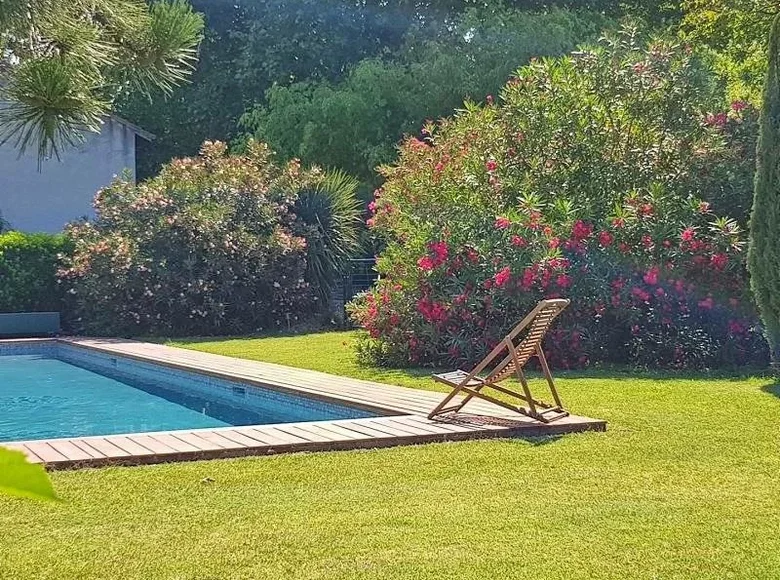 Дом 10 комнат 580 м² Le Thor, Франция