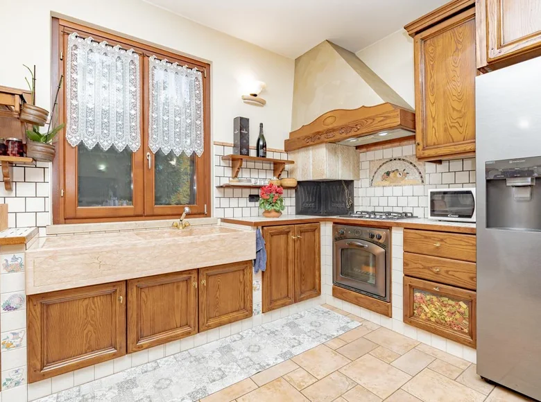 Villa de tres dormitorios 33 000 m² Castel dArio, Italia