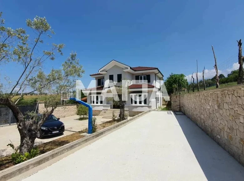 4 bedroom Villa 310 m² Petrele, Albania