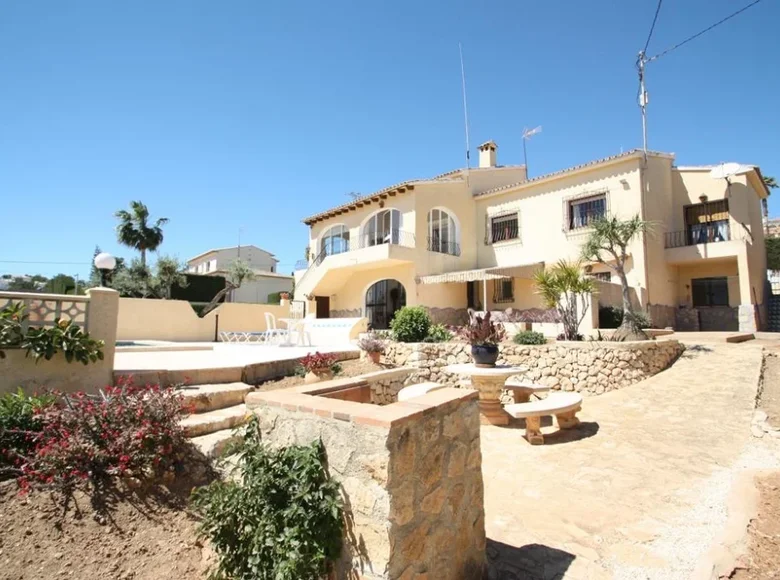 4-Schlafzimmer-Villa 350 m² Calp, Spanien