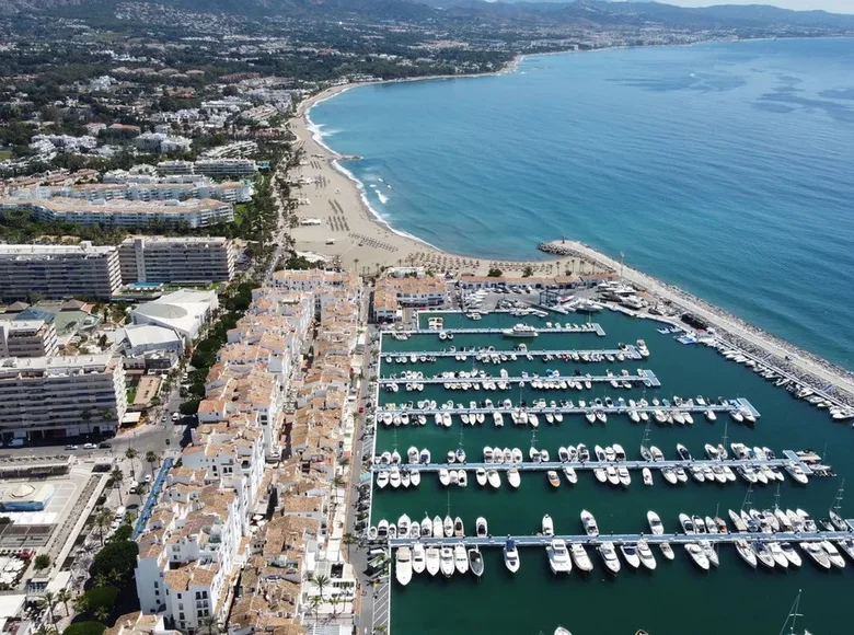 Mieszkanie 3 pokoi 140 m² Marbella, Hiszpania