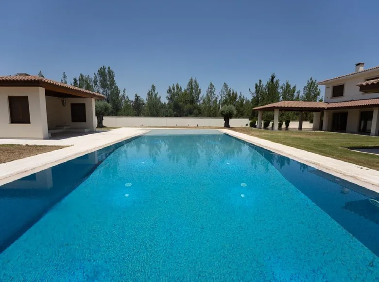 House 1 000 m² in Strovolos, Cyprus