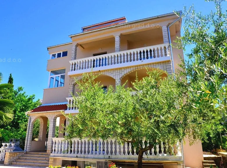 9 bedroom house 570 m² Radici, Croatia