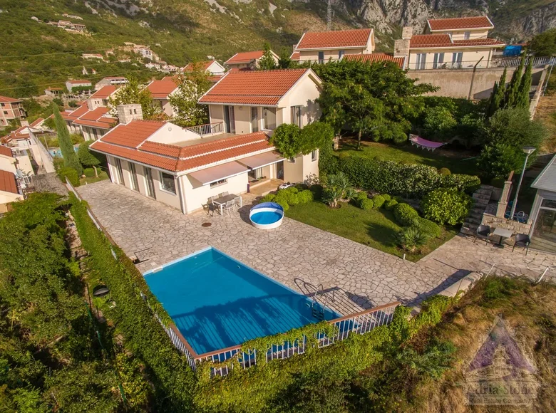 3-Schlafzimmer-Villa 164 m² Sveti Stefan, Montenegro