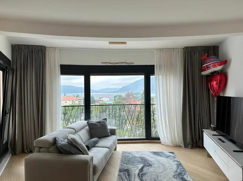 2 bedroom apartment 73 m² Tivat, Montenegro
