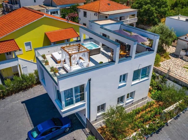 3 bedroom house 180 m² Grad Trogir, Croatia