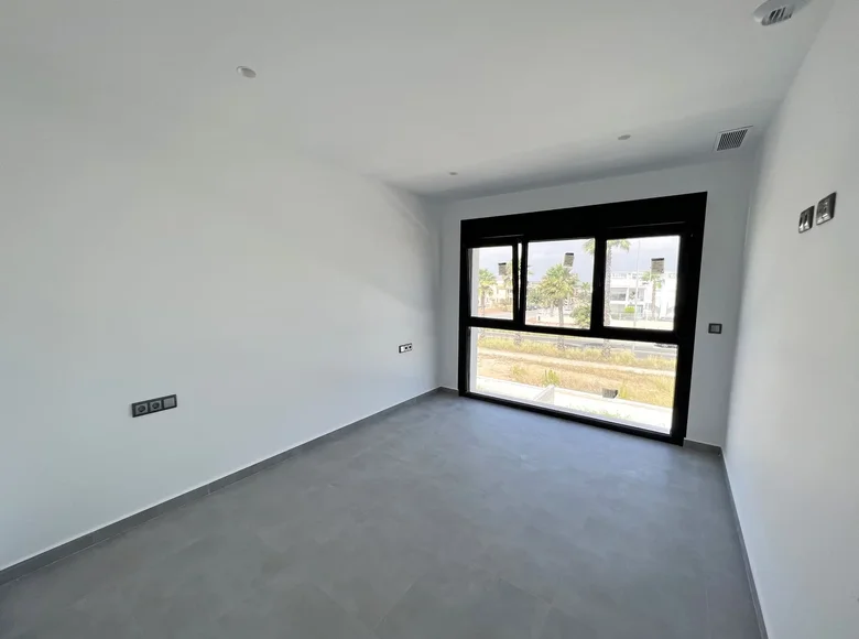5-Schlafzimmer-Villa 368 m² Torrevieja, Spanien