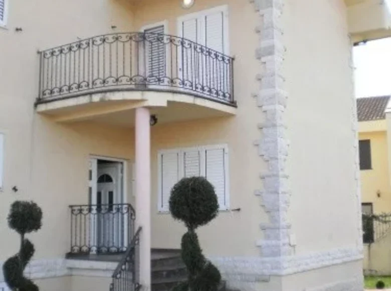 Casa 6 habitaciones 300 m² Podgorica, Montenegro