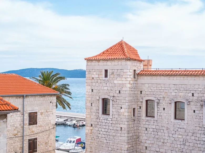 5 bedroom house 220 m² Kastel Luksic, Croatia