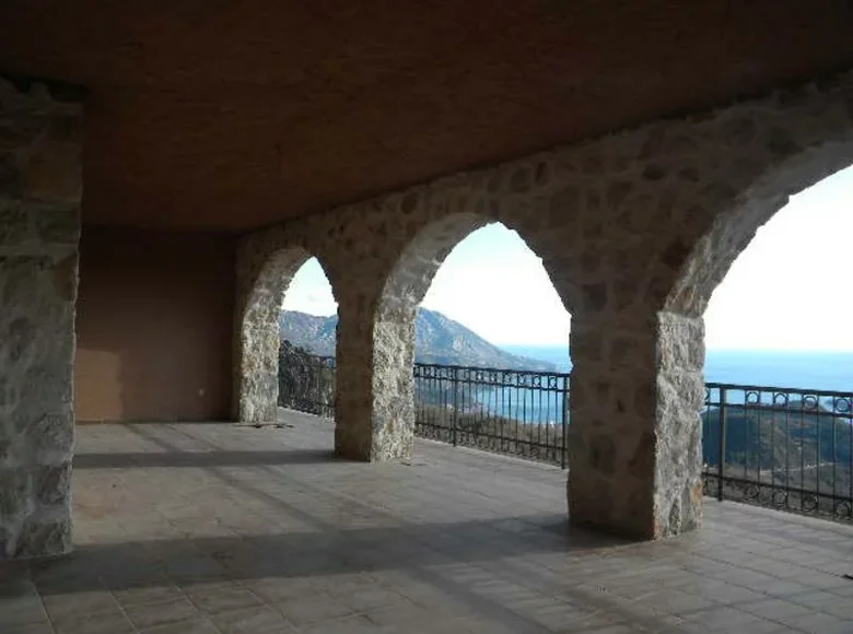 Casa 9 habitaciones 580 m² Budva, Montenegro
