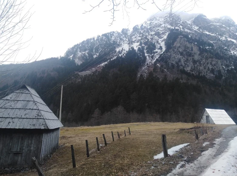 Atterrir  Gornje Lipovo, Monténégro