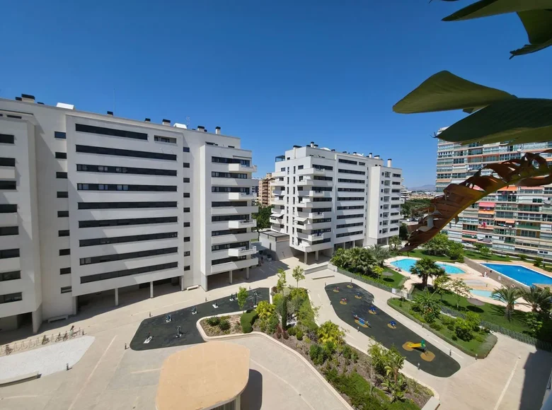 Mieszkanie 4 pokoi 135 m² Alicante, Hiszpania