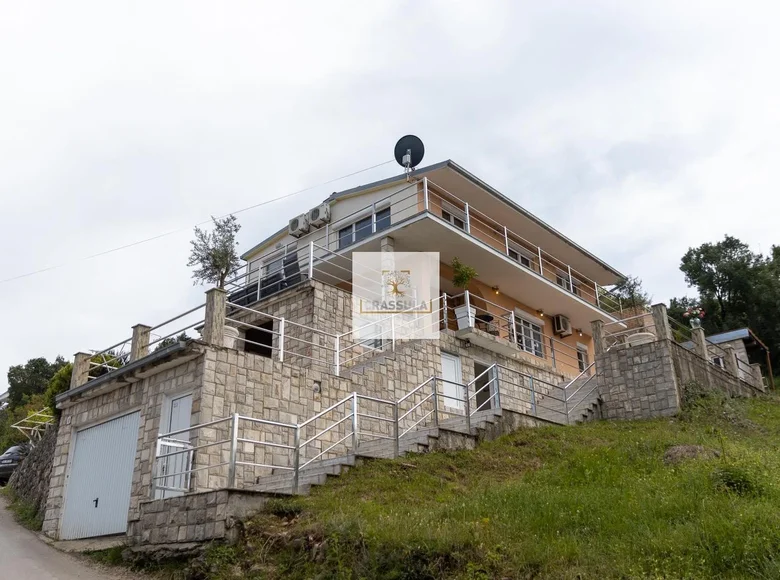 5 bedroom villa 280 m² in Kunje, Montenegro