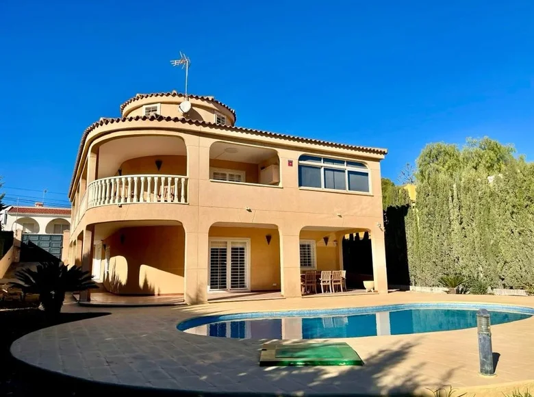 4-Schlafzimmer-Villa 325 m² Torrevieja, Spanien