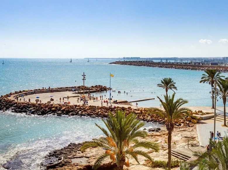 Mieszkanie 2 pokoi 75 m² Torrevieja, Hiszpania