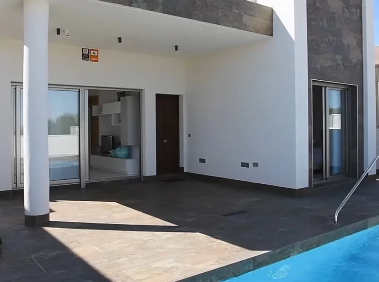 Villa de tres dormitorios 157 m² Orihuela, Španjolska