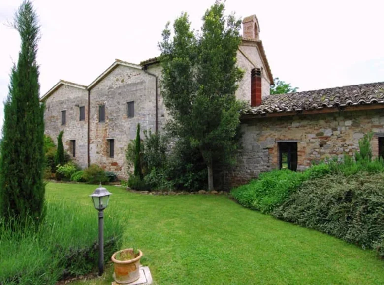 Edificio rentable 650 m² en Marsciano, Italia