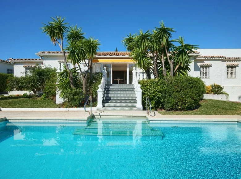 Villa de tres dormitorios 183 m² Estepona, Španjolska