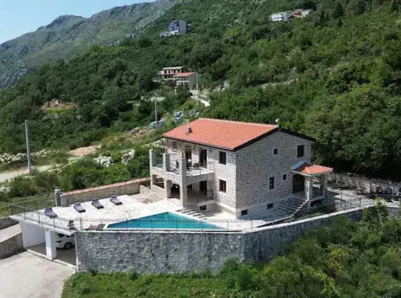 Atterrir 6 chambres 466 m² en Petrovac, Monténégro